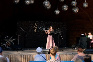 Школа музыки Анны Суворовой «ASNOVA» работает для всех тех, кто хочет стать музыкантом, вне зависимости от возраста и уровня подготовки.