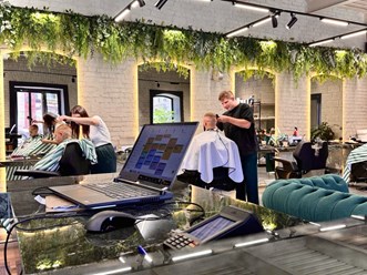 Зеркала в салон красоты
Зеркала для салона красоты на заказ: настенные и с подсветкой, изготовление по размерам, аккуратная установка, доставка и монтаж, идеально для рабочих мест и интерьера.