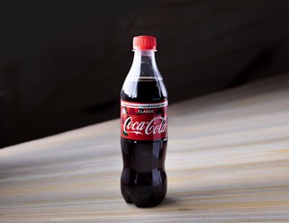 Кока-Кола 
0,5 л.

Кока-Кола газированный безалкогольный напиток. Это самый популярный сладкий и бодрящий напиток 100 рублей