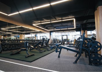 Тренажерный зал в фитнес-клубе