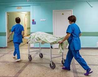 Перевозка доставка лежачих больных в больницу из больницы и сопровождение санитарами и врачами