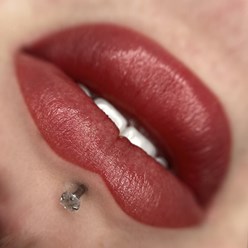 напыление губ перманентный макияж губ