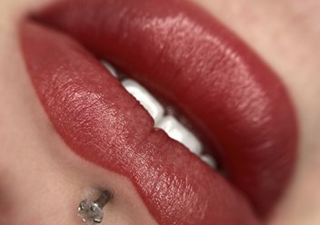 напыление губ перманентный макияж губ