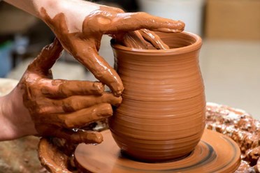 Мастер-класс:На гончарном круге создают глиняное изделие, вазочку, кувшинчик.