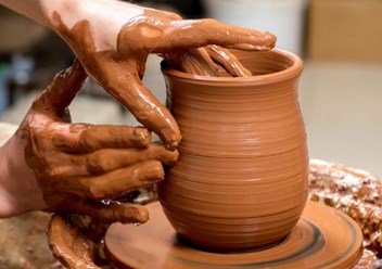 Мастер-класс:На гончарном круге создают глиняное изделие, вазочку, кувшинчик.