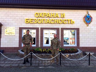 Оперативные сотрудники у офисного здания ЧОП Омега-Техническая охрана в Ногинске