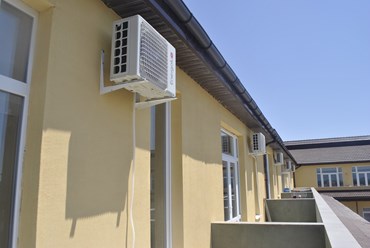 Монтаж настенной сплит-системы в гостиничном комплексе.