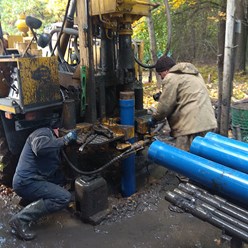 Артезианская скважина на воду на участке для частного пользования