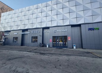 Фасадная отделка торгового комплекса в Москве: капитальный ремонт входной группы и фасада. В здании — Магнит, Пятёрочка и другие федеральные сети.
