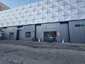 Фасадная отделка торгового комплекса в Москве: капитальный ремонт входной группы и фасада. В здании — Магнит, Пятёрочка и другие федеральные сети.
