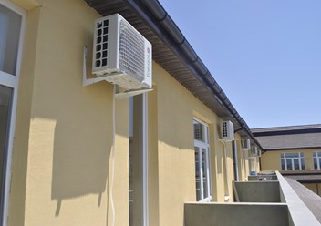 Монтаж настенной сплит-системы в гостиничном комплексе.