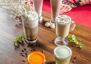 Молочные коктейли клубника/шоколад
Авторский кофе
Фреш морковный/серьдереевый