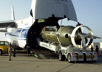 Загрузка груза в самолёт Ан-124.