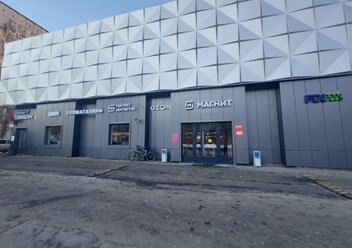 Фасадная отделка торгового комплекса в Москве: капитальный ремонт входной группы и фасада. В здании — Магнит, Пятёрочка и другие федеральные сети.