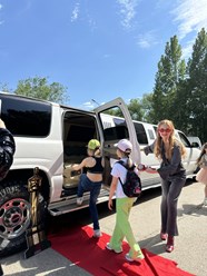 Катание на лимузине в лагере VIKKI