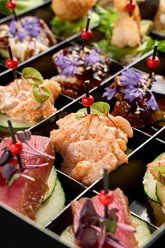 Мы подобрались к нашим закусками максимально близко