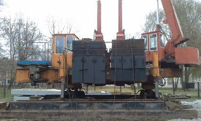 услуги сваевдавливающей установки DTZ 200  . 
Данная установка работает без шума и вибраций. Усилие вдавливания 200 т,  Минимальный отступ 
от стен 0,85 м.