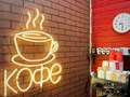 Вывеска «Кофе» вызывает первую ассоциацию с кофейней, где можно заказать пирожное или легкий салатик, сидя на обеденном перерыве или в компании хороших друзей.
