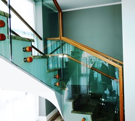 Самонесущие стеклянные перила для лестниц и балконов
+7 977 628-03-98