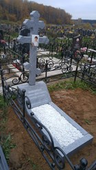 Памятник в форме креста из мансуровского гранита