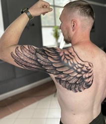 Тату в стиле реализм. Крыло.