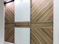 Наполнение дверей: мебельная плита Egger Кокоболо натуральный 8 мм 
Стекло Lacobel белый 4 мм 
Состыкованы материалы разной толщины без раздели