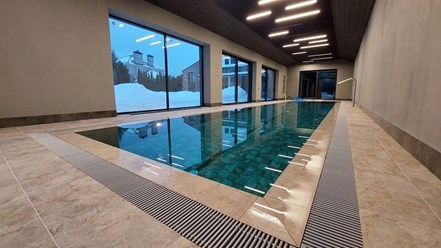 Частный бассейн в Подмосковье размером 15х3 метра. Бассейн облицован керамогранитом. Предусмотрена система комплексной автоматизации.