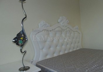 Белая двуспальная кровать с ручной резьбой из натурального массива ольхи с изголовьем