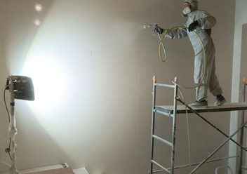 Безвоздушная покраска стен