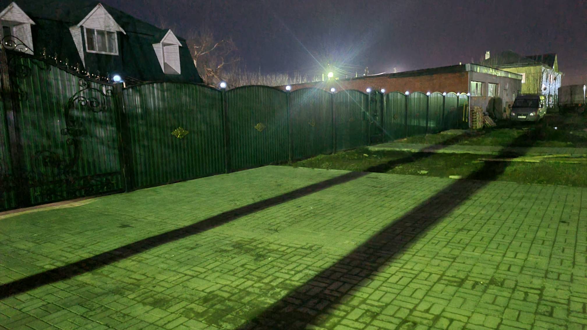 Днем заряжаются, ночью светят