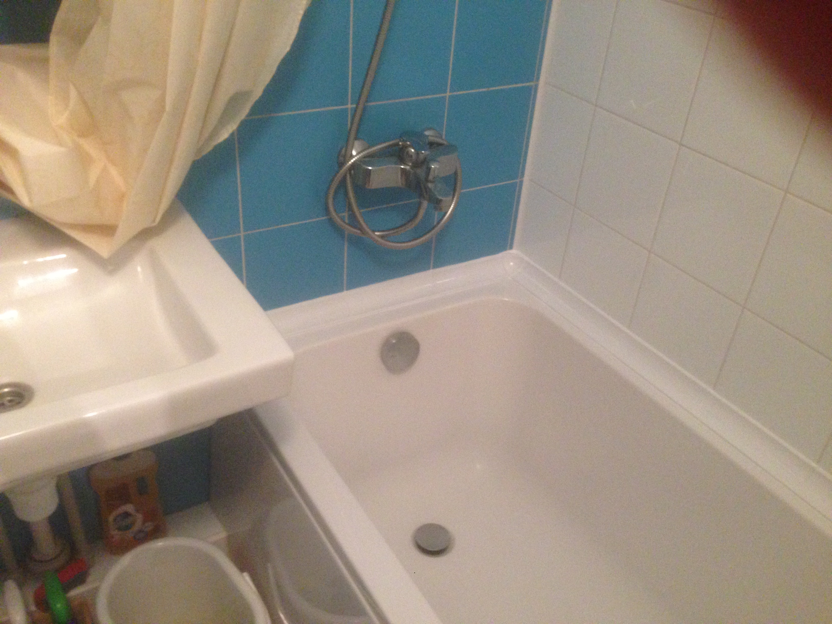 На фото пример замены старой ванны на новую с оформлением по всему периметру керамикой.