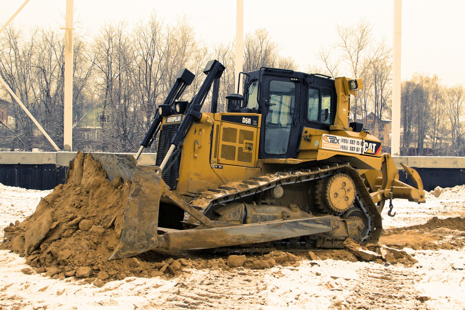 Бульдозер тверь. Бульдозер Caterpillar d6. Caterpillar d6r XL. Гусеничный бульдозер Caterpillar d6r. Бульдозер Катерпиллер д-6 r.