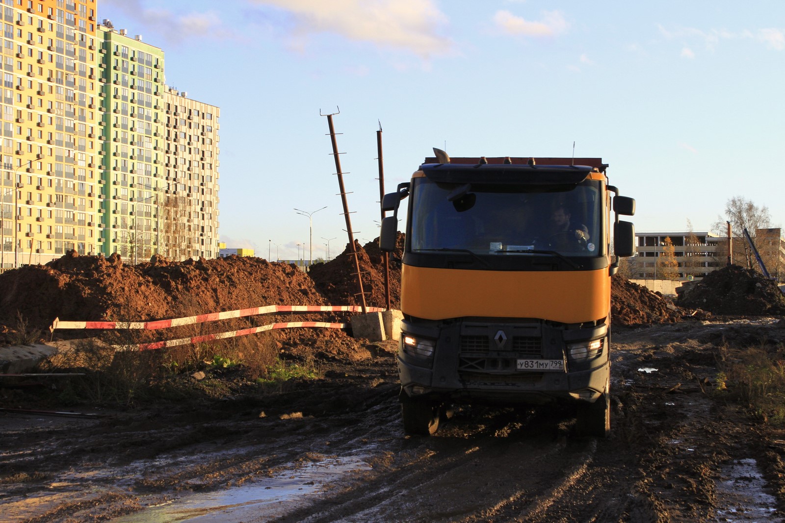 Компания Техоптимум-земляные работы.
Cамосвал RENAULT K 440 компании Техоптимум.
Разработка котлована и вывоз грунта.
Снос и демонтаж зданий и сооружений.
Благоустройство территории. Компания Техоптимум-земляные работы.
Cамосвал RENAULT K 440 компании Техоптимум.
Разработка котлована и вывоз грунта.
Снос и демонтаж зданий и сооружений.
Благоустройство территории.