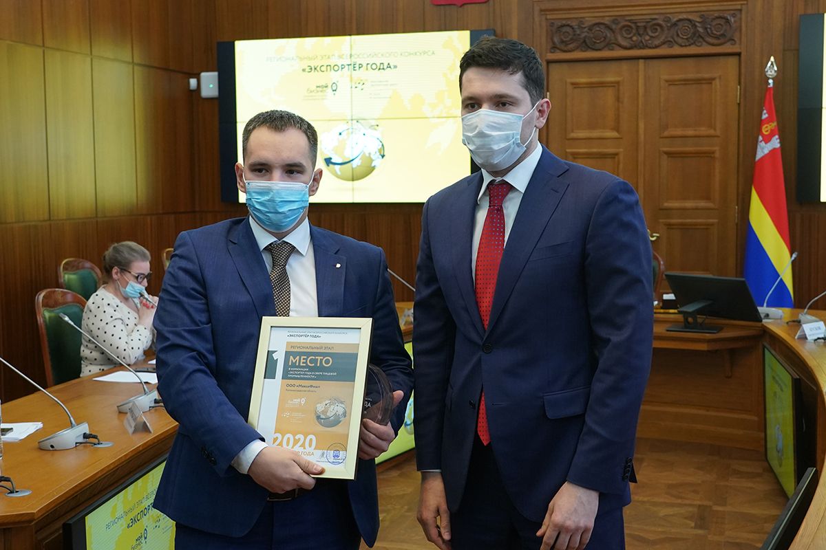 Генеральный директор группы компаний "Максифиш" Максим Мороз на вручении премии губернатором Калининградской области Антоном Алихановым