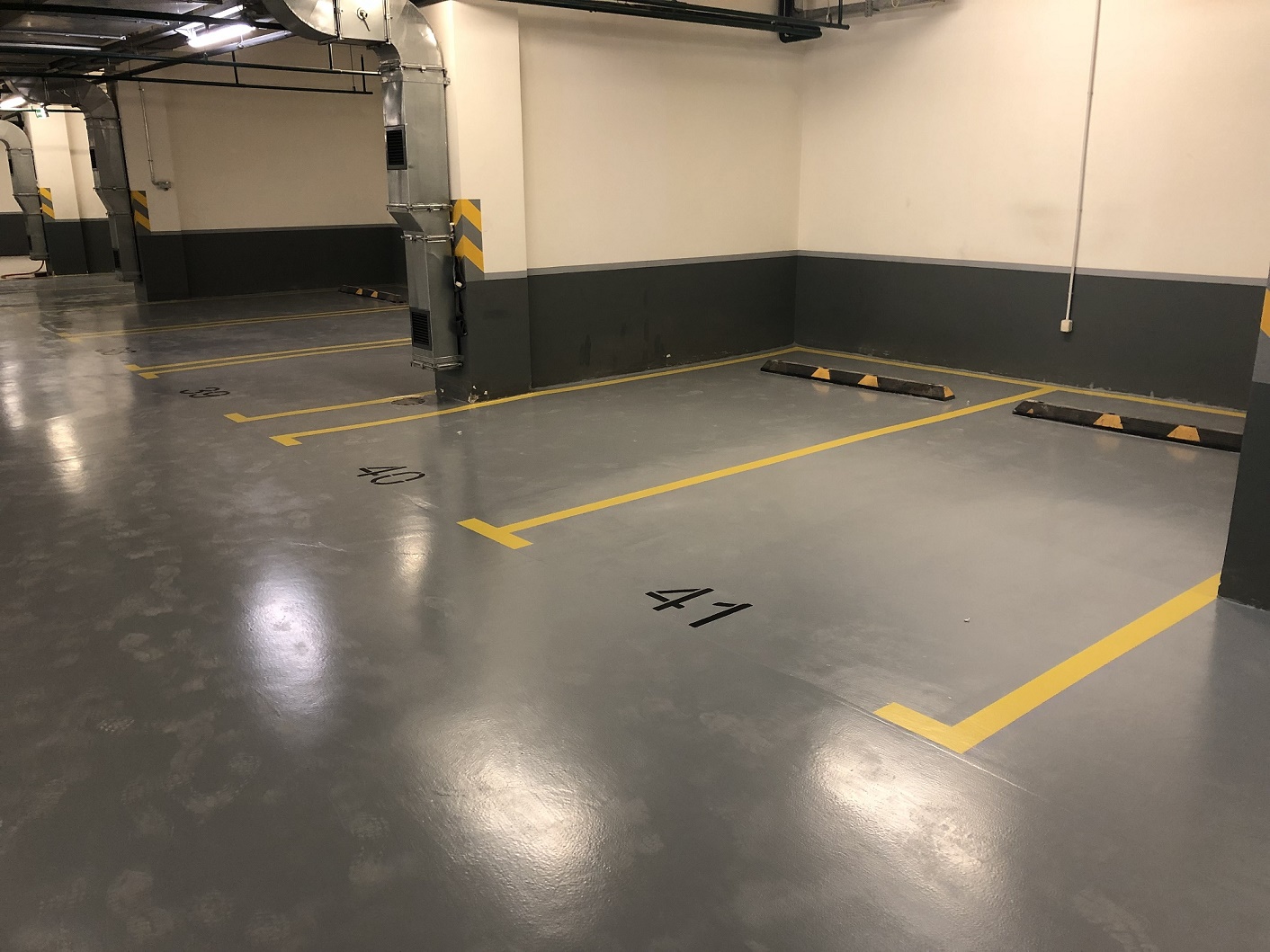 Устройство промышленного износостойкого полимерного покрытия в подземном паркинге