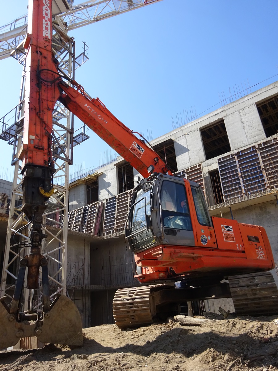 Компания Техоптимум-разработка котлована и вывоз грунта.
Экскаватор Hitachi Zaxis 225USRLC с грейфером на телескопической рукояти компании Техоптимум.
Разработка котлована и вывоз грунта. Компания Техоптимум-разработка котлована и вывоз грунта.
Экскаватор Hitachi Zaxis 225USRLC с грейфером на телескопической рукояти компании Техоптимум.
Разработка котлована и вывоз грунта.
