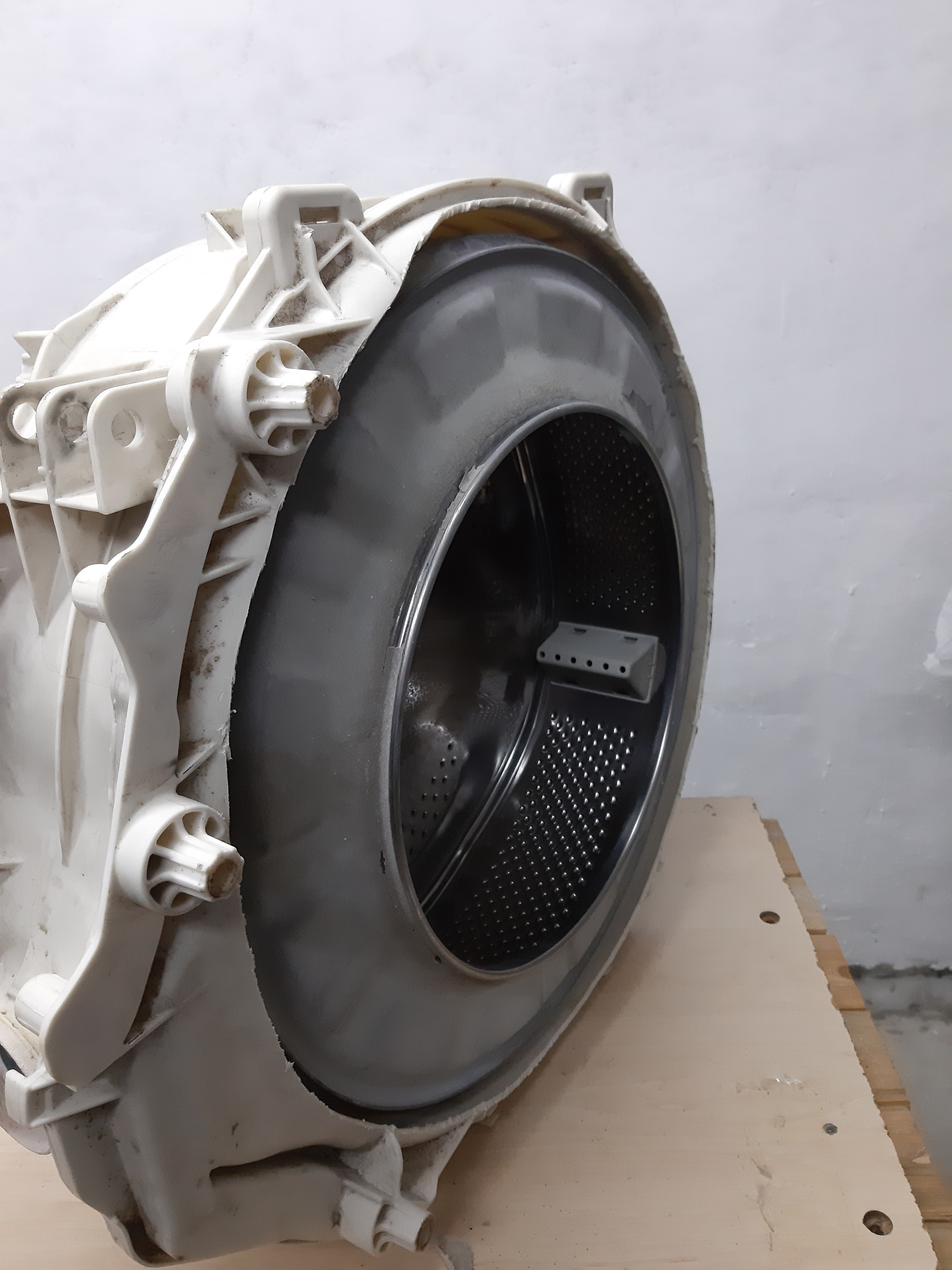 Распил не разборного бака по внутренней части для извлечения барабана.