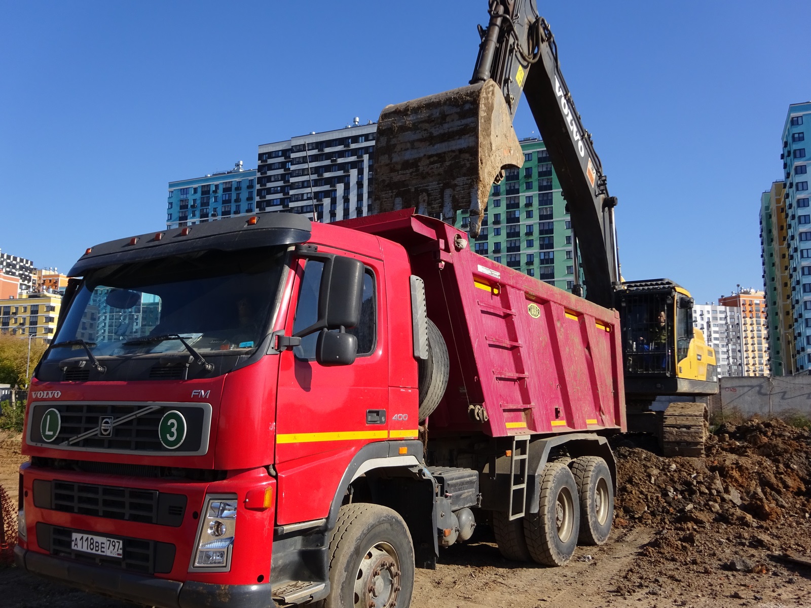 Работа для самосвалов. Volvo fm 400. Вольво самосвал Трансстроймеханизация. Автомобиль самосвал Volvo fm 400. Техоптимум.