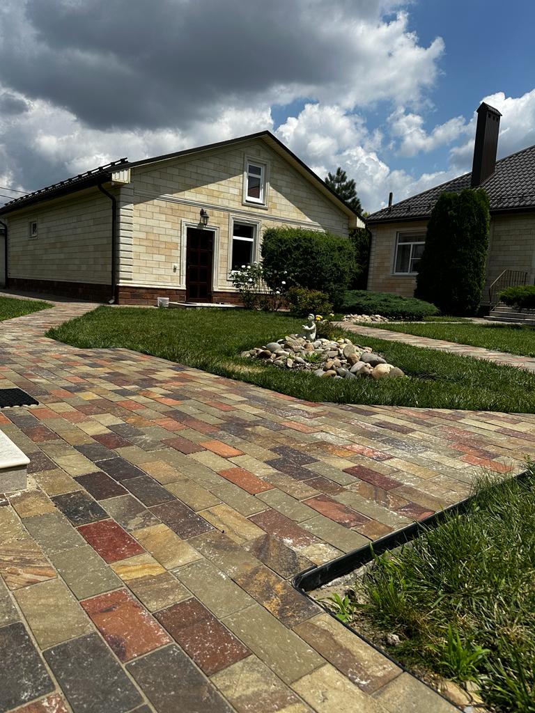 ДСК «Горыныч» предлагает услуги по укладке тротуарной плитки, асфальтированию и благоустройству территории.