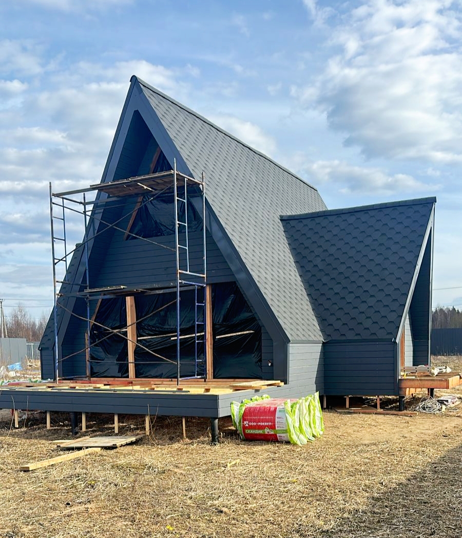 К текущему моменту завершены все внешние строительные работы. На данном этапе ведутся работы по внутренней отделке.