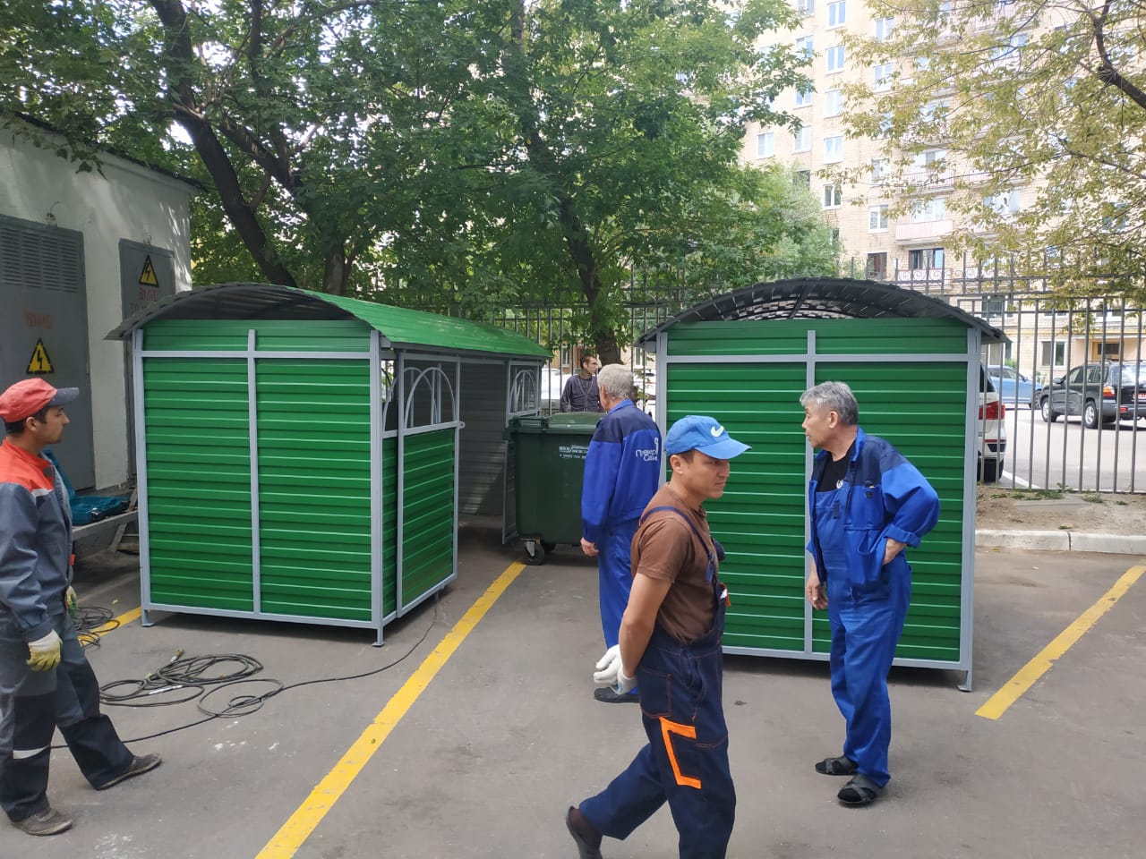 Установка Контейнерных площадок во дворе клиники медицинского центра Медси