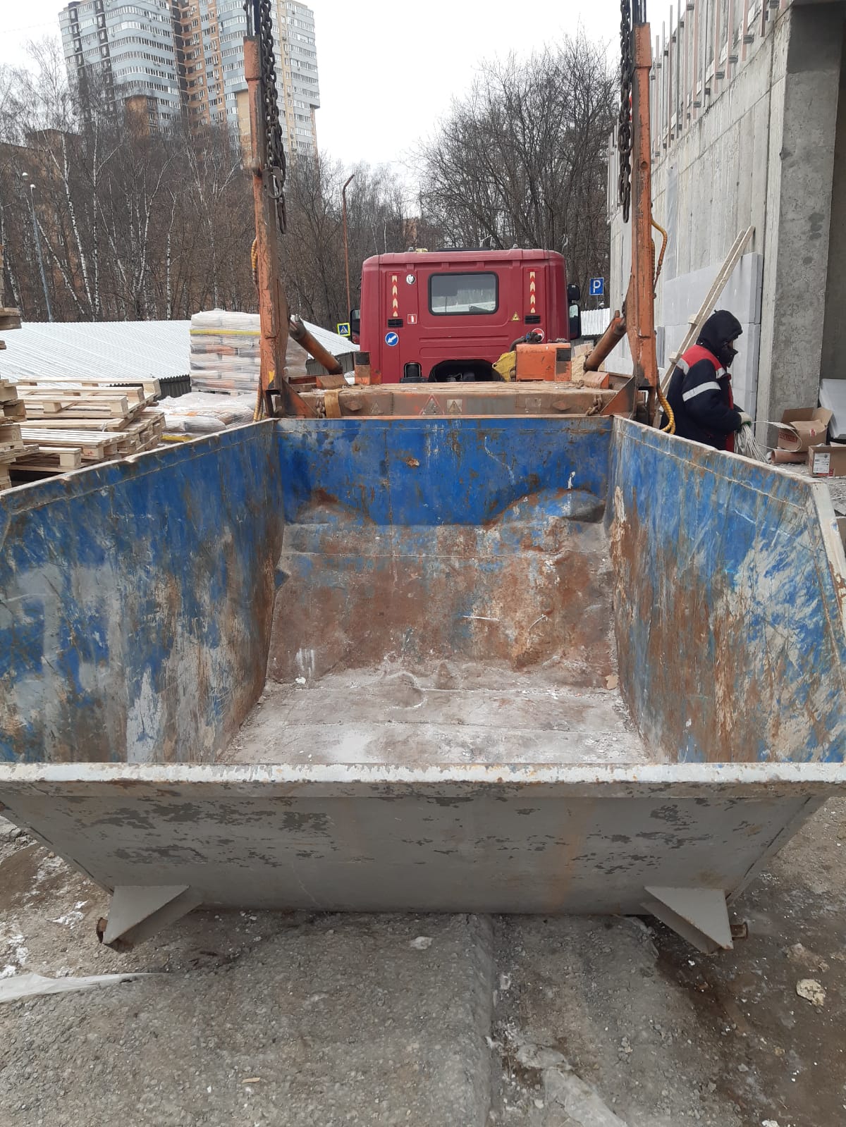 Вывоз мусора контейнером 8м3.