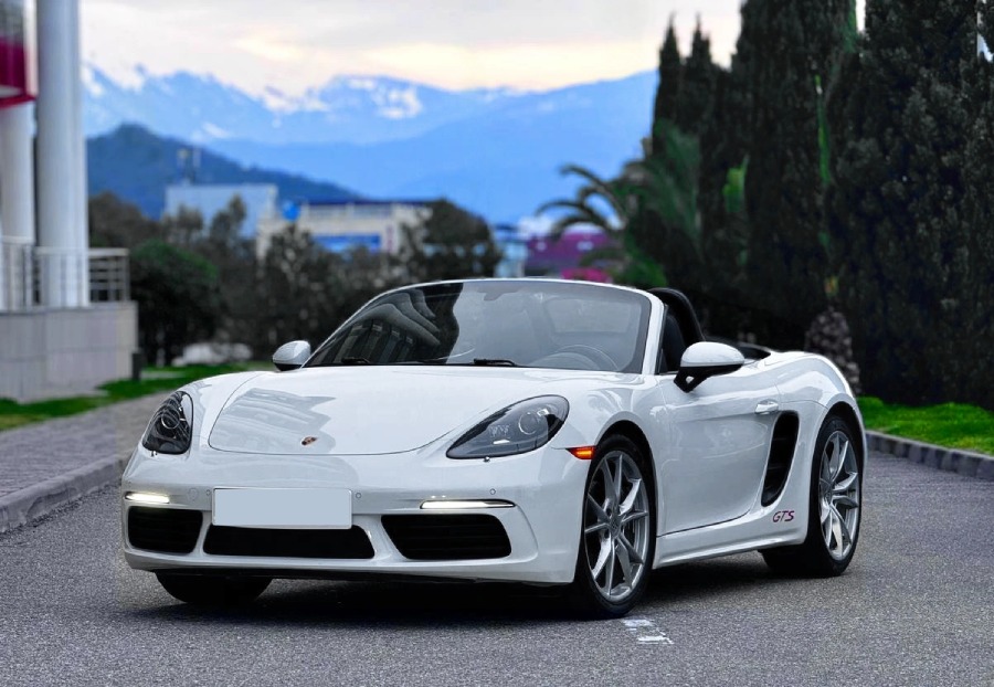 Porsche Boxster 718 GTS в белом цвете для проката в Сочи на сайте https://premiumcarsochi.ru/