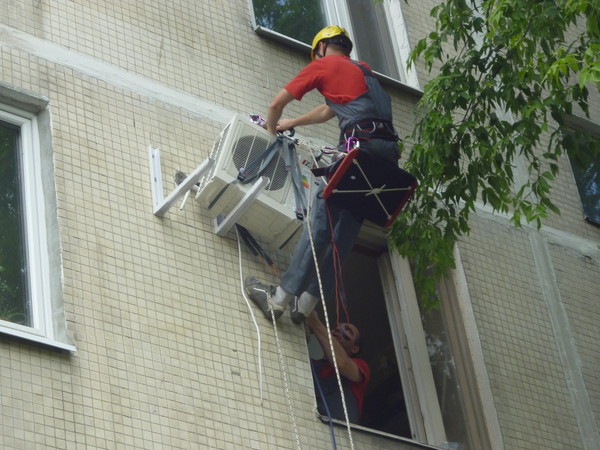 работа альпиниста, монтаж сплит системы