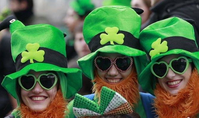 Ирландский праздник, который отмечают в начале весны, окрашивает улицы города в ярко-изумрудный цвет, а также наполняет их костюмированными парадами, музыкой и весельем.