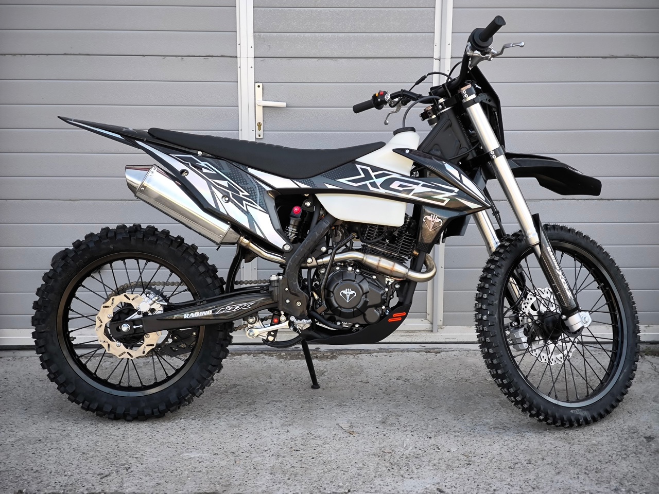 Мотоцикл XGZ KTXmini CB300 💣
300-кубовый ZS175FMN (CB300) на воздушном охлаждении в паре с карбюратором NIBBI PE30 выдает 25 л.с.