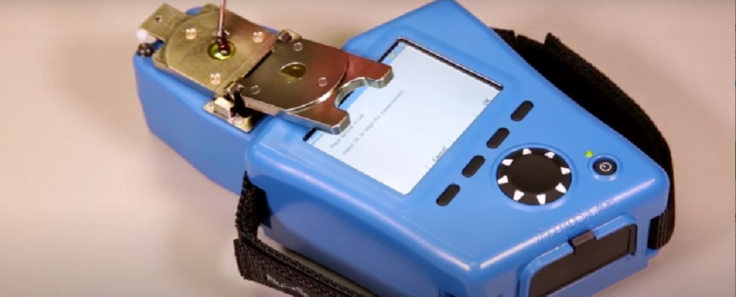 Инфракрасный спектрометр FluidScan Q1000 и Q1100 определяет множество важных параметров жидкости, в том числе такие, как: вода в масле, щелочное и кислотное число, окисление, нитрование, сажа и др.