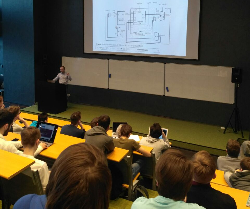 Станислав Жельнио проводит лекцию в Университете Иннополис.