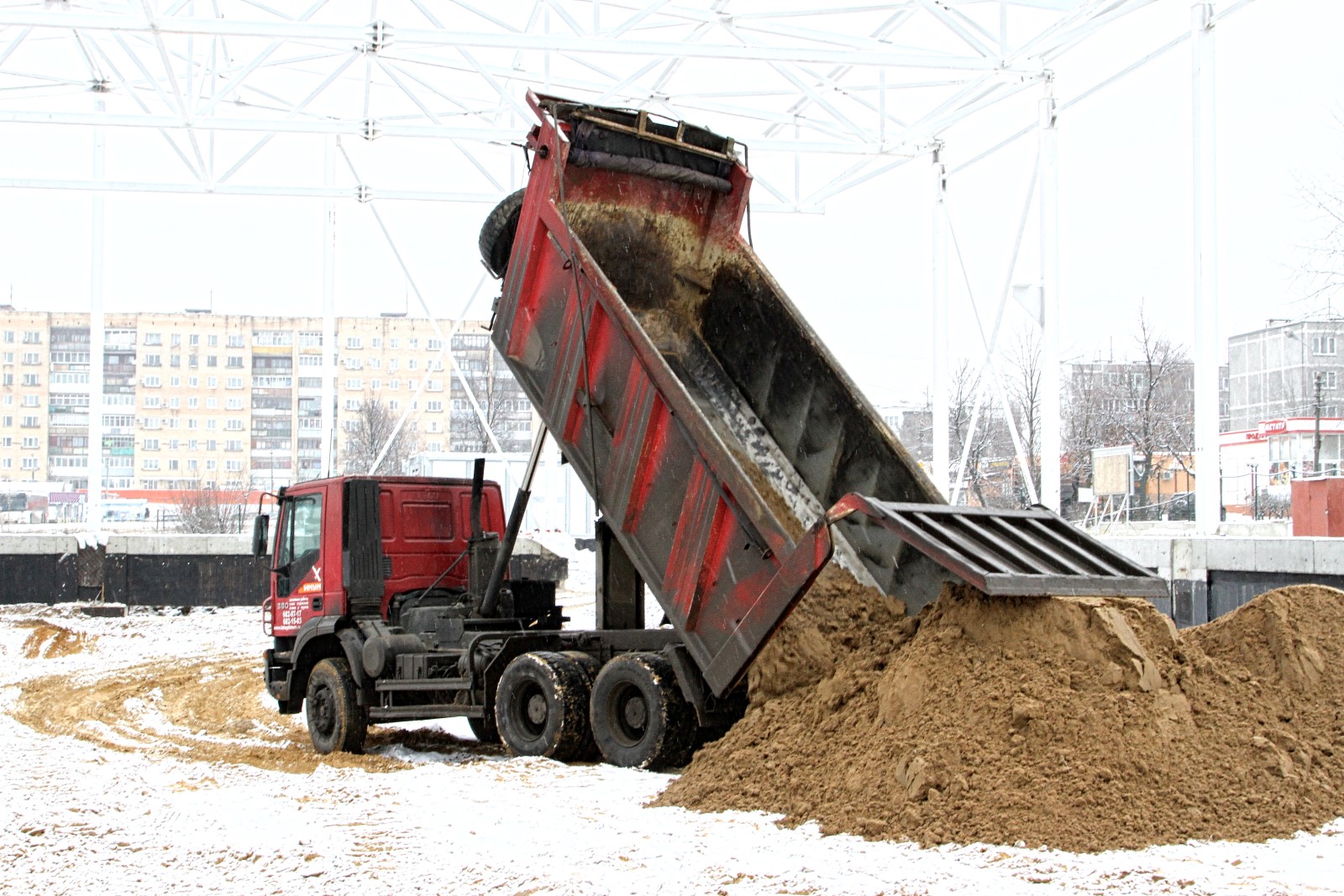 Вывоз грунта. Самосвал разгружается Iveco. Грунт самосвал. Перевозка грунта.