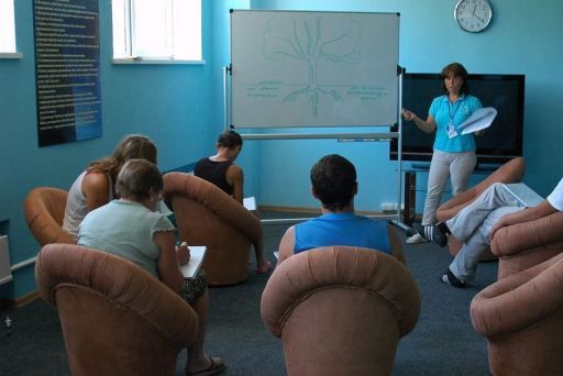 Реабилитационным центром называется заведение, где проводится комплексная терапия зависимости, нацеленная на физическое, психологическое и духовное выздоровление.